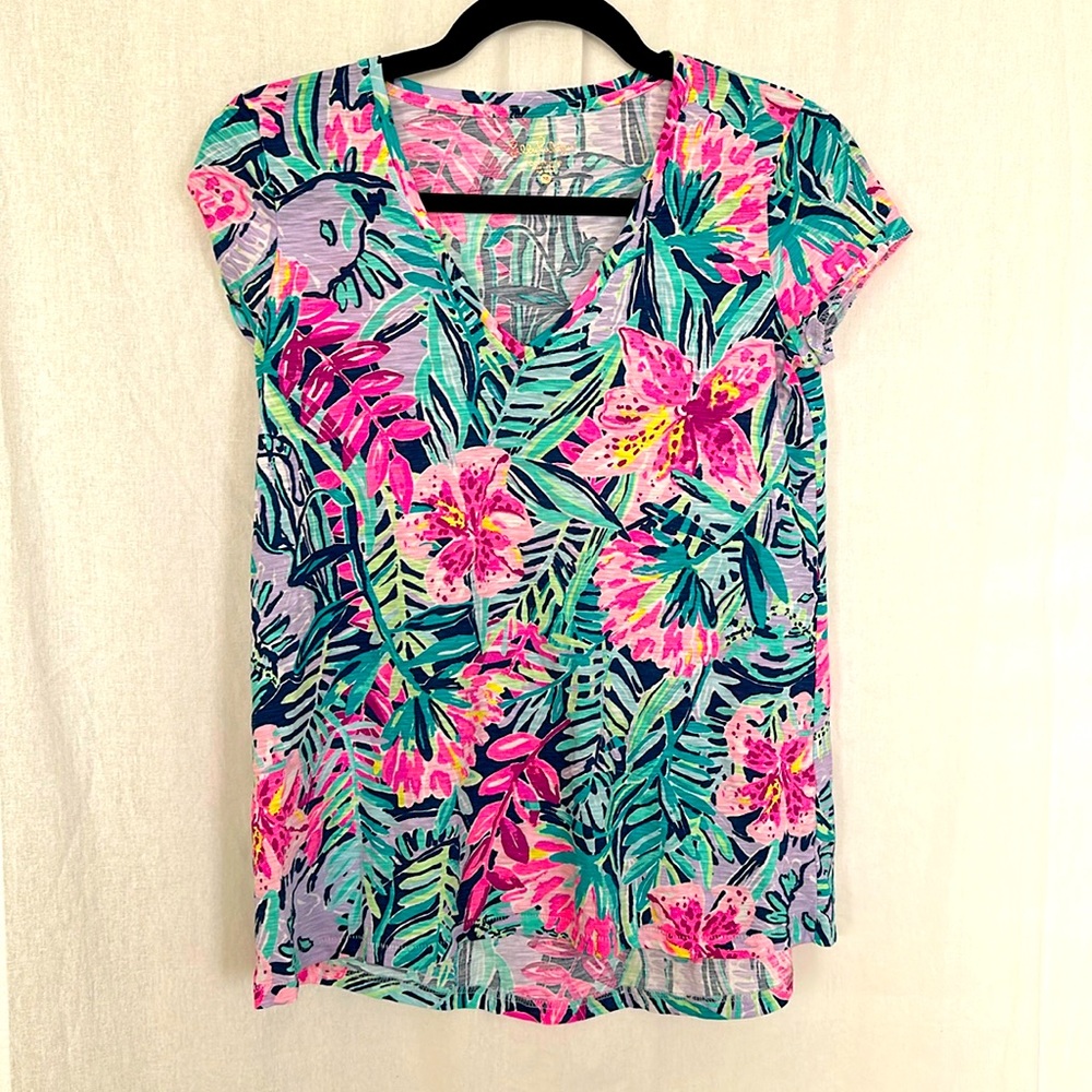 EUC Lilly Pulitzer v-neck t-shirt in XS